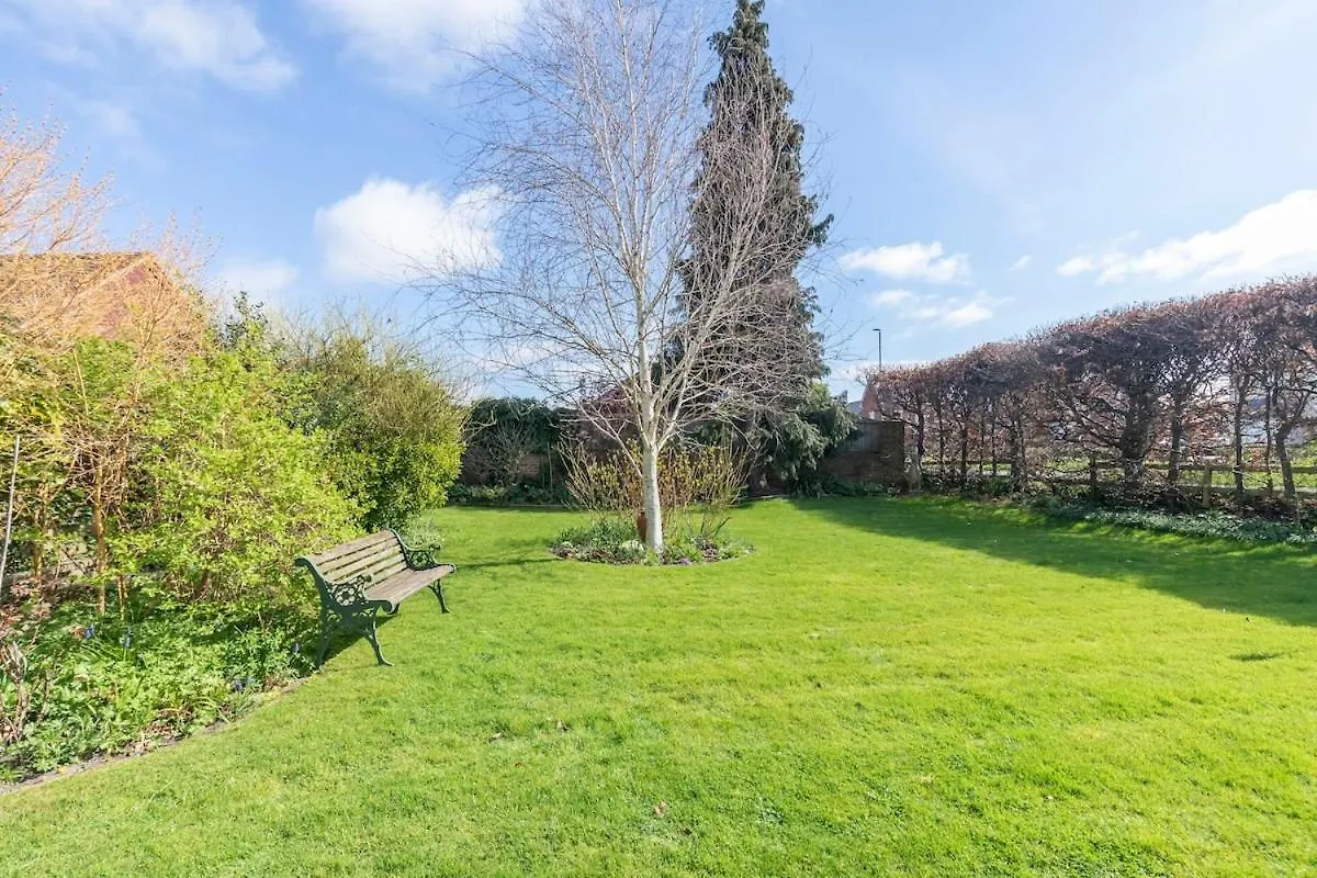 Beautiful 4 Bedroom Cotswold Thatched Cottage Down Hatherley 0*,  United Kingdom