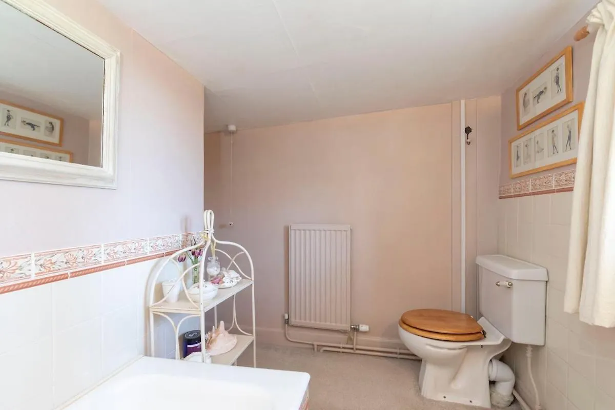 Holiday home Beautiful 4 Bedroom Cotswold Thatched Cottage Down Hatherley