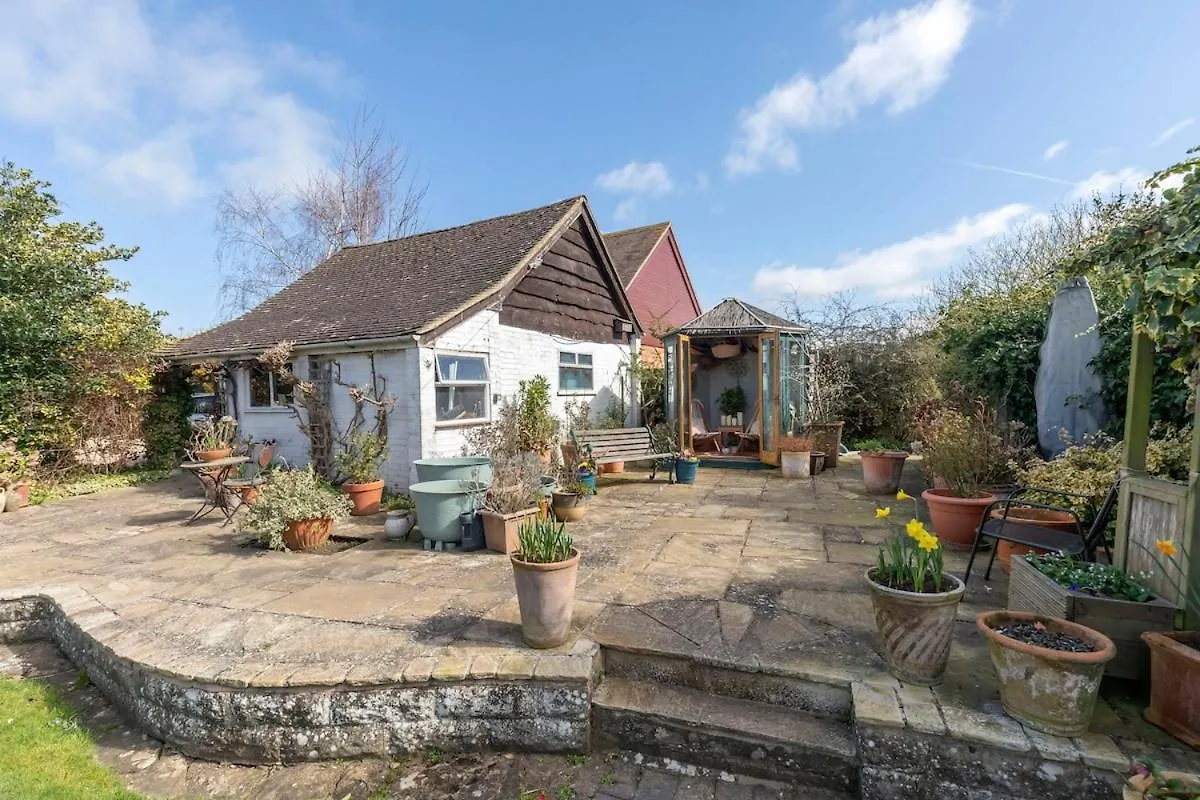 Beautiful 4 Bedroom Cotswold Thatched Cottage Down Hatherley Holiday home