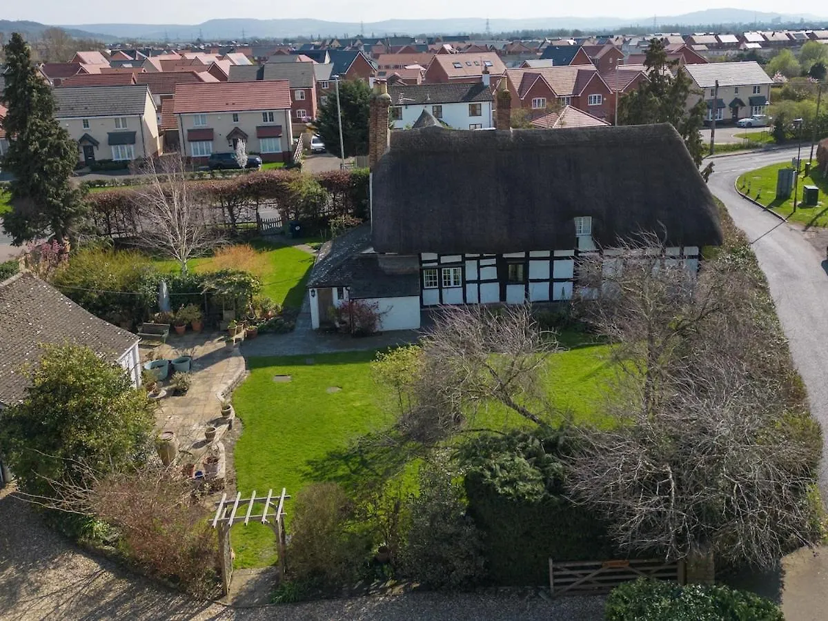 Holiday home Beautiful 4 Bedroom Cotswold Thatched Cottage Down Hatherley