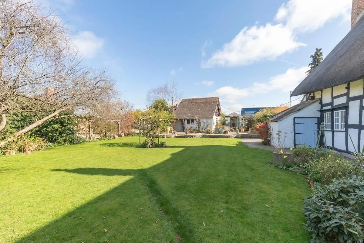 Holiday home Beautiful 4 Bedroom Cotswold Thatched Cottage Down Hatherley