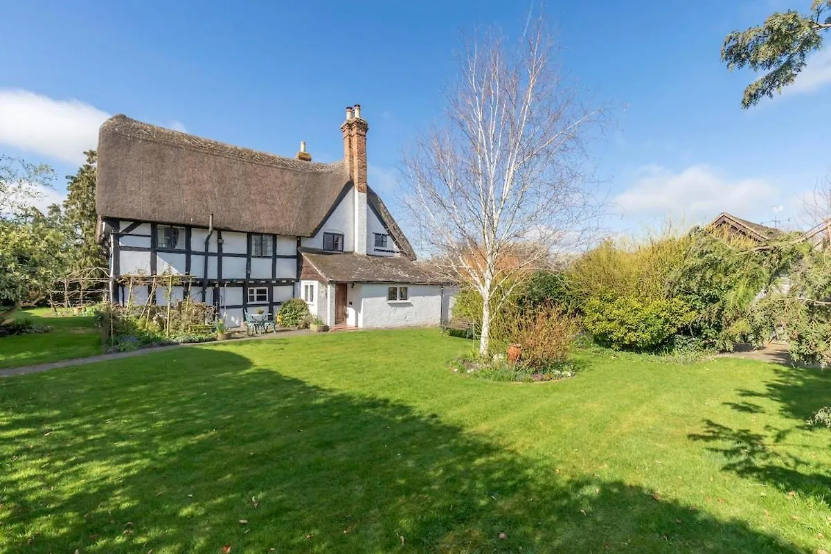 Beautiful 4 Bedroom Cotswold Thatched Cottage Down Hatherley Holiday home