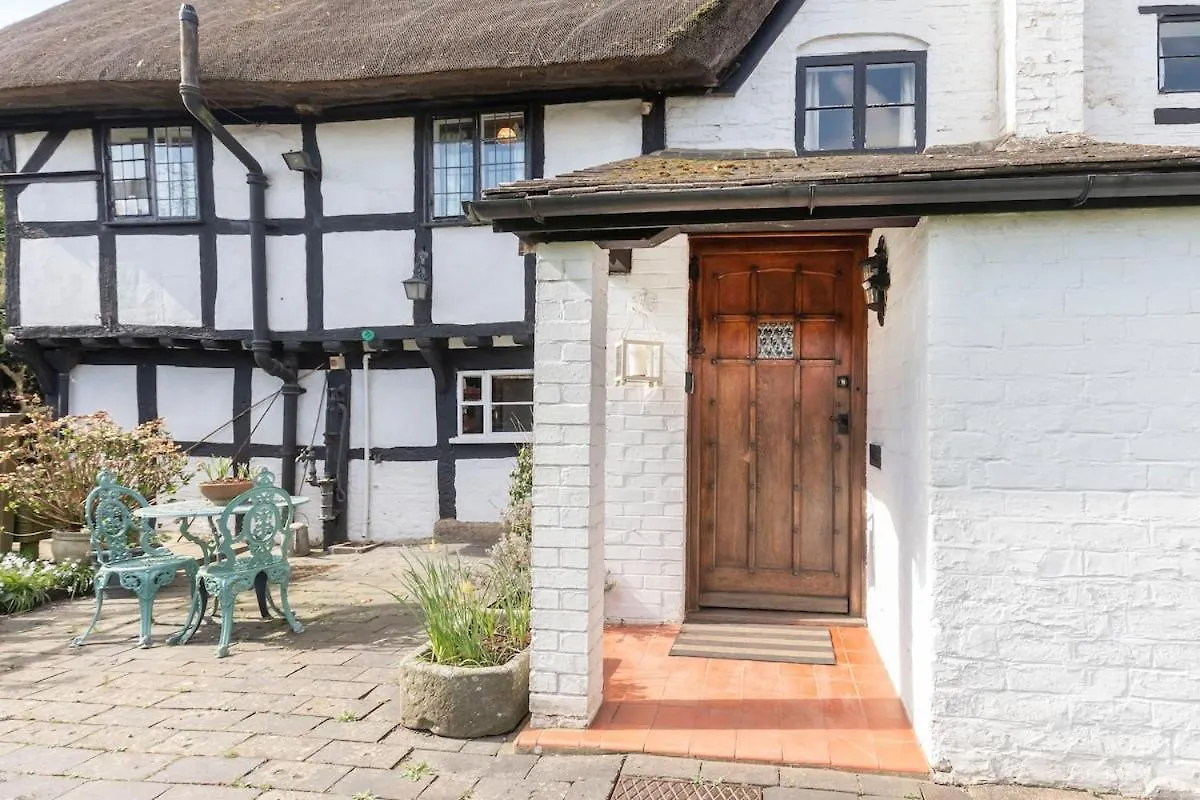 Beautiful 4 Bedroom Cotswold Thatched Cottage Down Hatherley