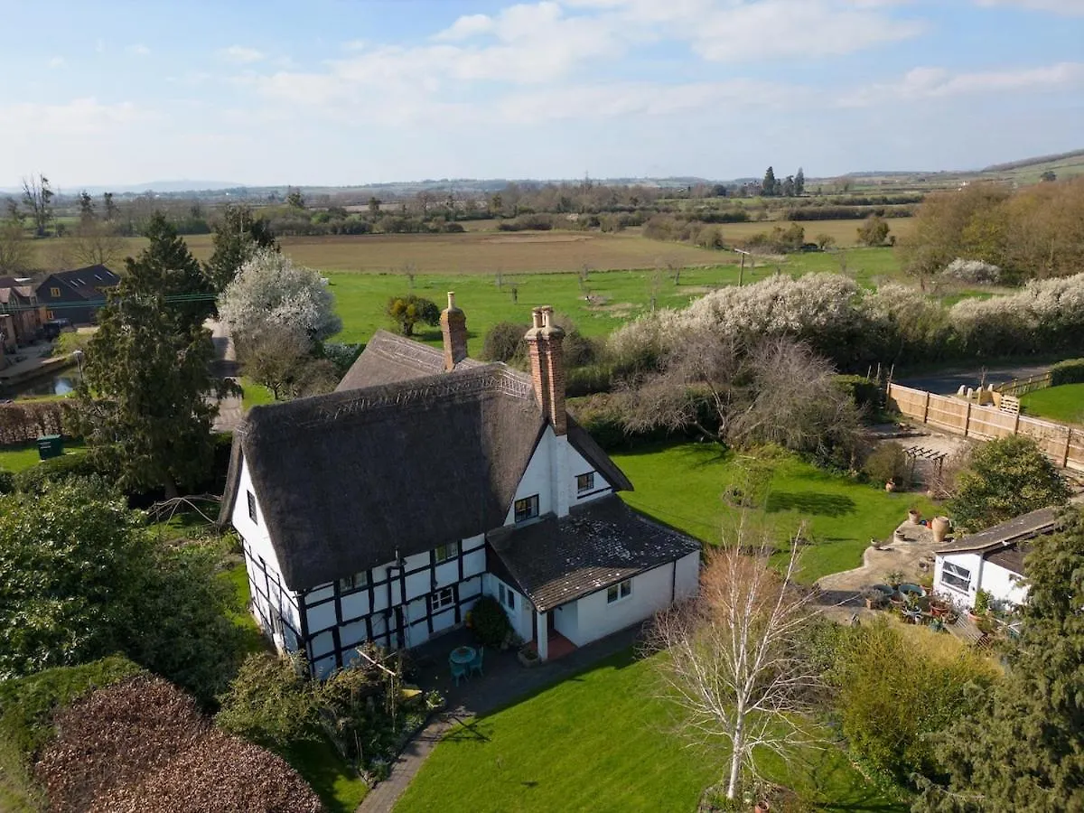 Beautiful 4 Bedroom Cotswold Thatched Cottage Down Hatherley Holiday home