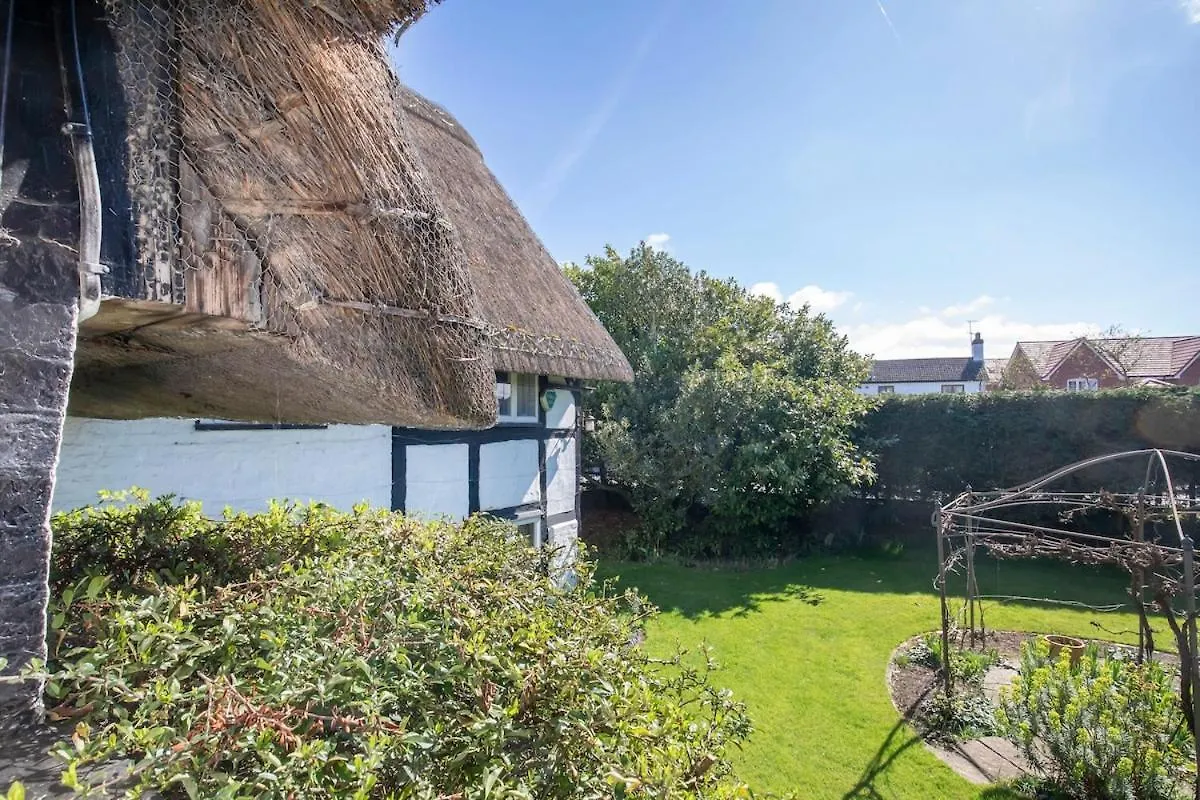 Beautiful 4 Bedroom Cotswold Thatched Cottage Down Hatherley 0*,  United Kingdom