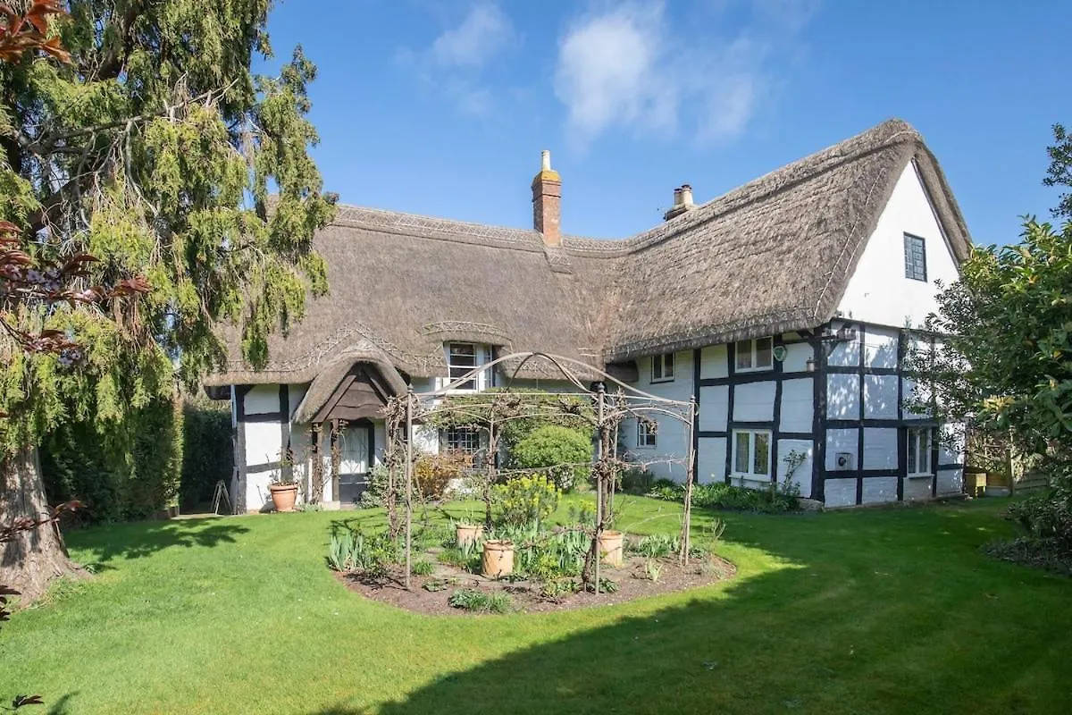 Beautiful 4 Bedroom Cotswold Thatched Cottage Down Hatherley Holiday home