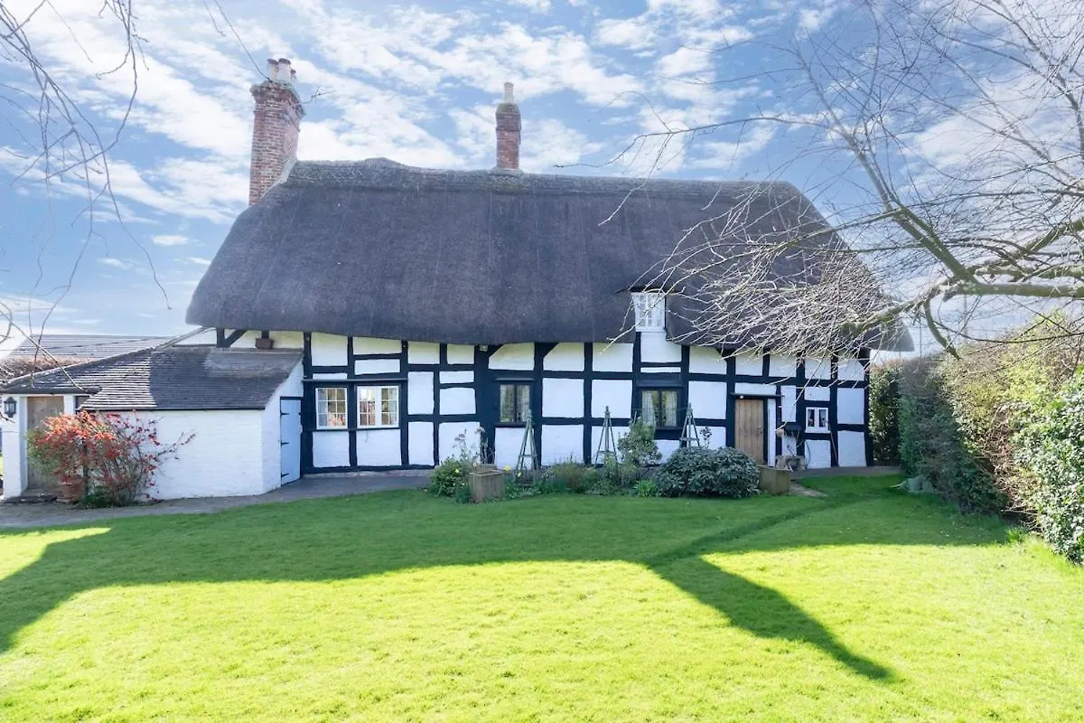 Beautiful 4 Bedroom Cotswold Thatched Cottage Down Hatherley