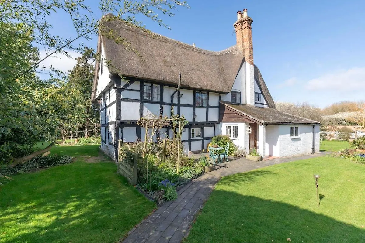 Beautiful 4 Bedroom Cotswold Thatched Cottage Down Hatherley 0*,