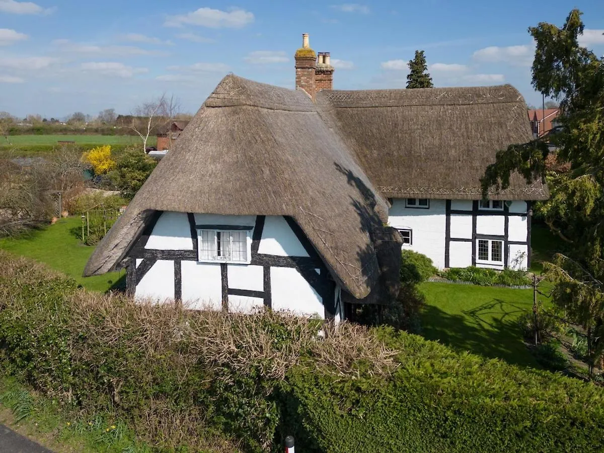 Holiday home Beautiful 4 Bedroom Cotswold Thatched Cottage Down Hatherley