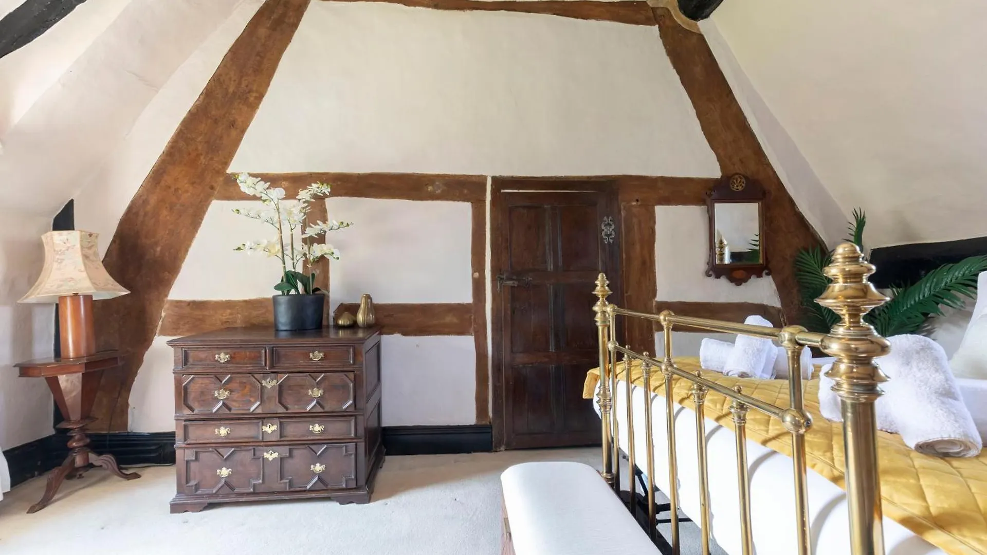 Beautiful 4 Bedroom Cotswold Thatched Cottage Down Hatherley United Kingdom