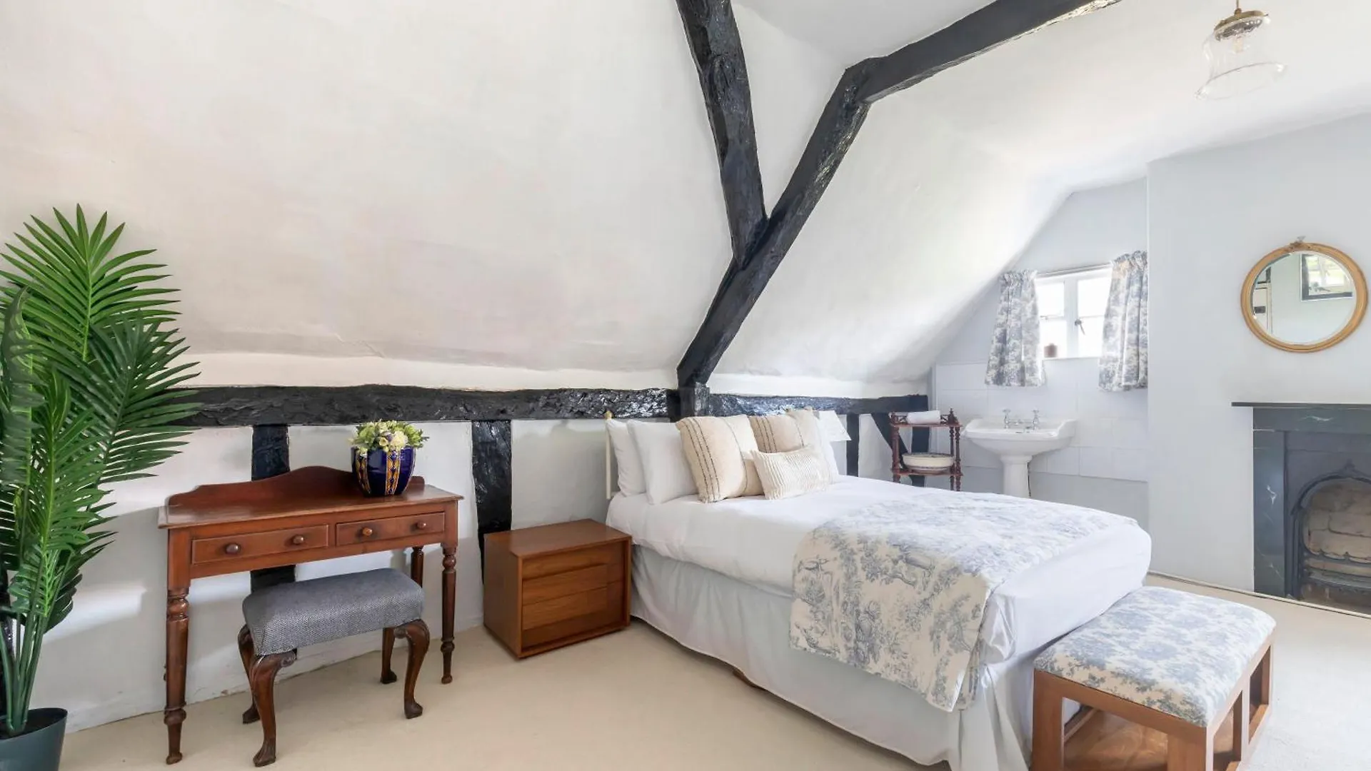 Beautiful 4 Bedroom Cotswold Thatched Cottage Down Hatherley Holiday home