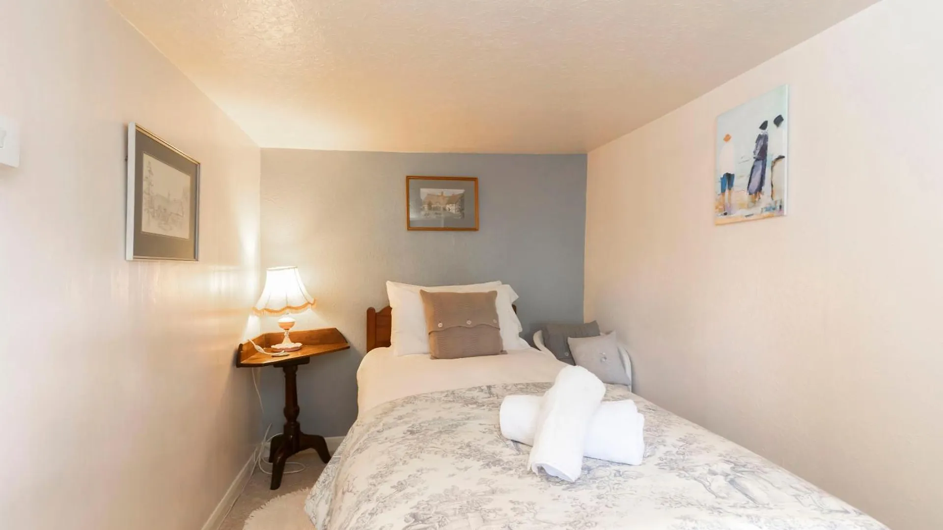 Beautiful 4 Bedroom Cotswold Thatched Cottage Down Hatherley