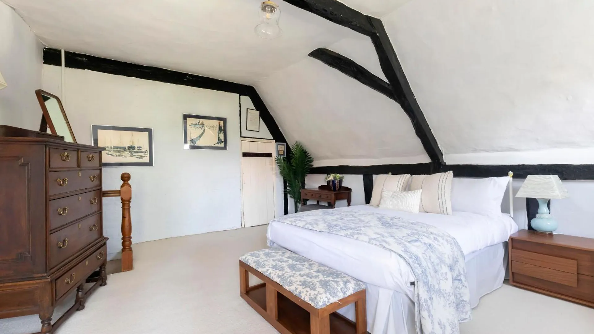 Holiday home Beautiful 4 Bedroom Cotswold Thatched Cottage Down Hatherley