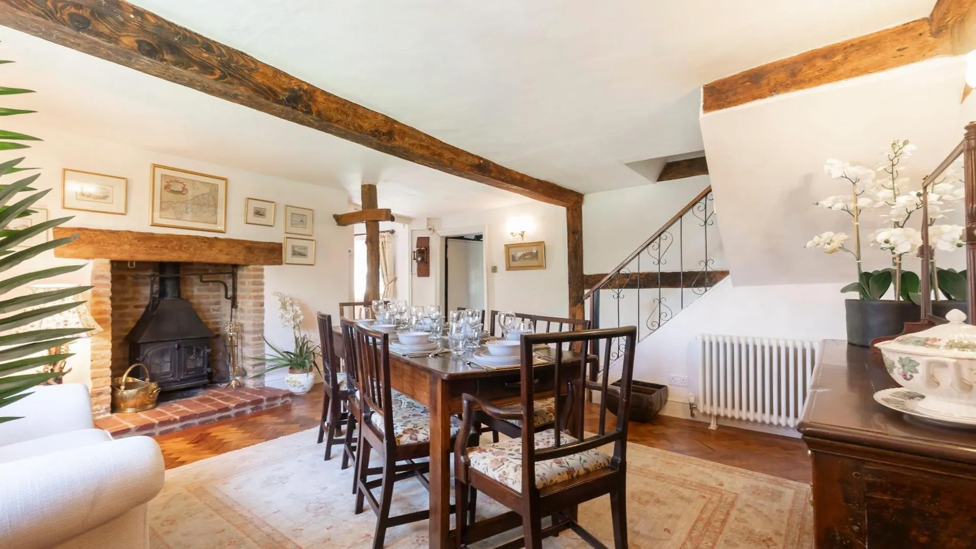 Beautiful 4 Bedroom Cotswold Thatched Cottage Down Hatherley 0*,