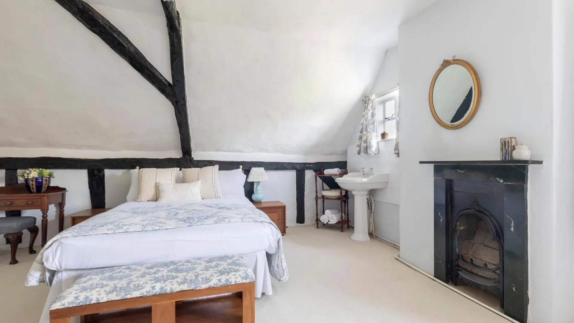 Beautiful 4 Bedroom Cotswold Thatched Cottage Down Hatherley 0*,  United Kingdom
