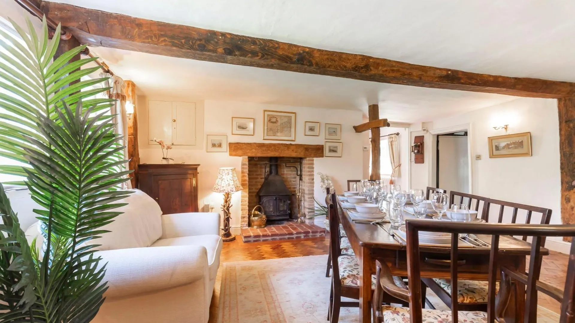 Beautiful 4 Bedroom Cotswold Thatched Cottage Down Hatherley Holiday home