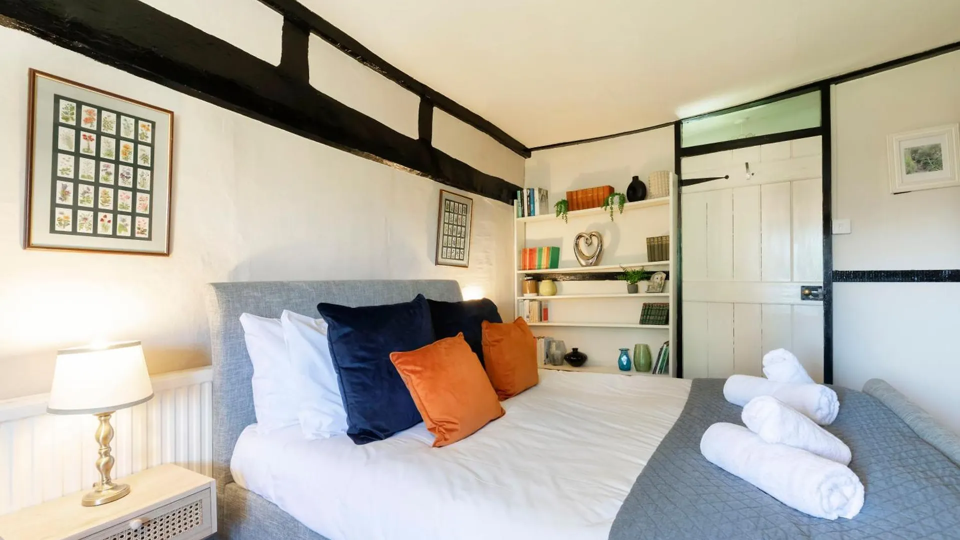 Beautiful 4 Bedroom Cotswold Thatched Cottage Down Hatherley