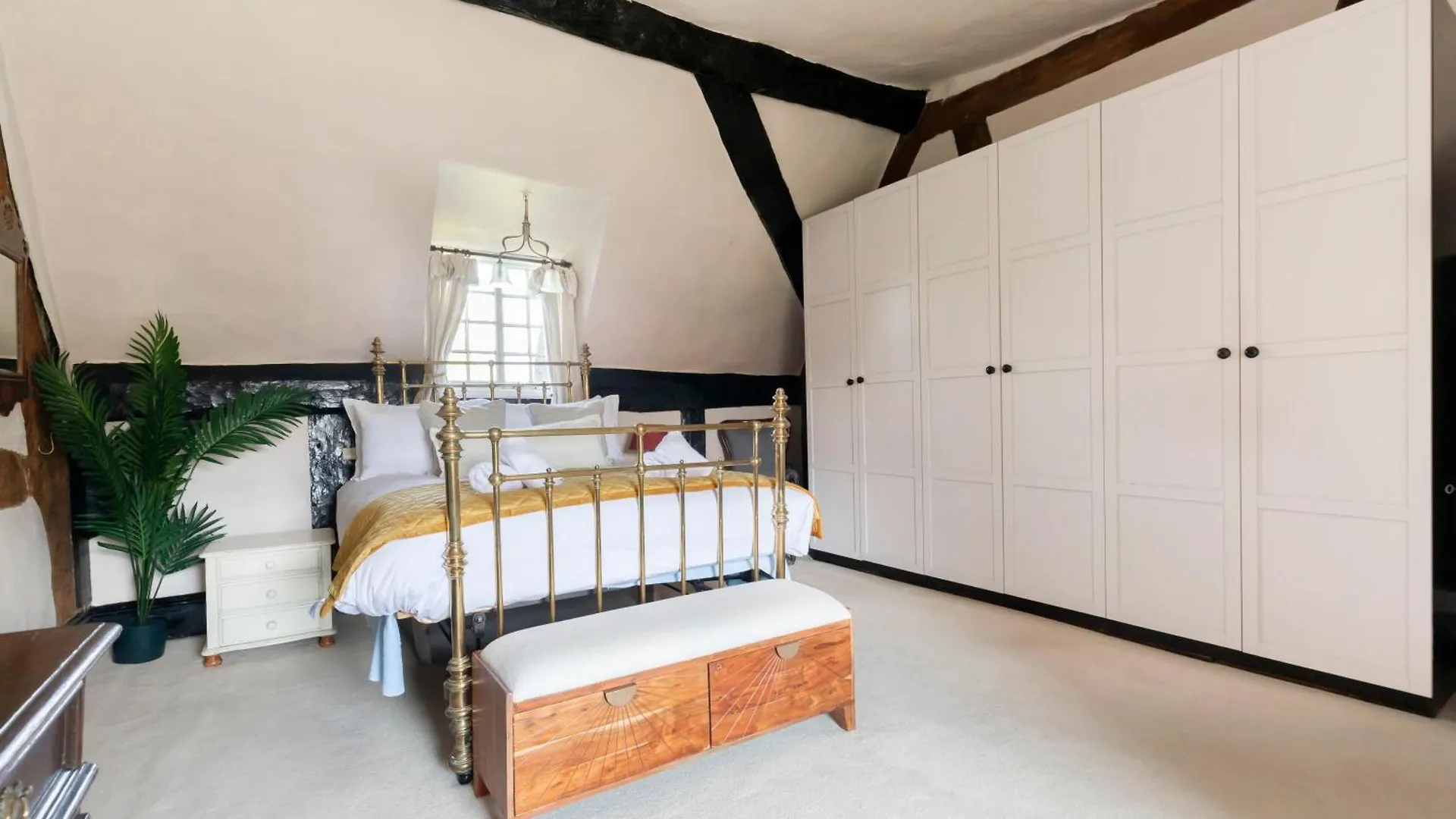 Beautiful 4 Bedroom Cotswold Thatched Cottage Down Hatherley Holiday home