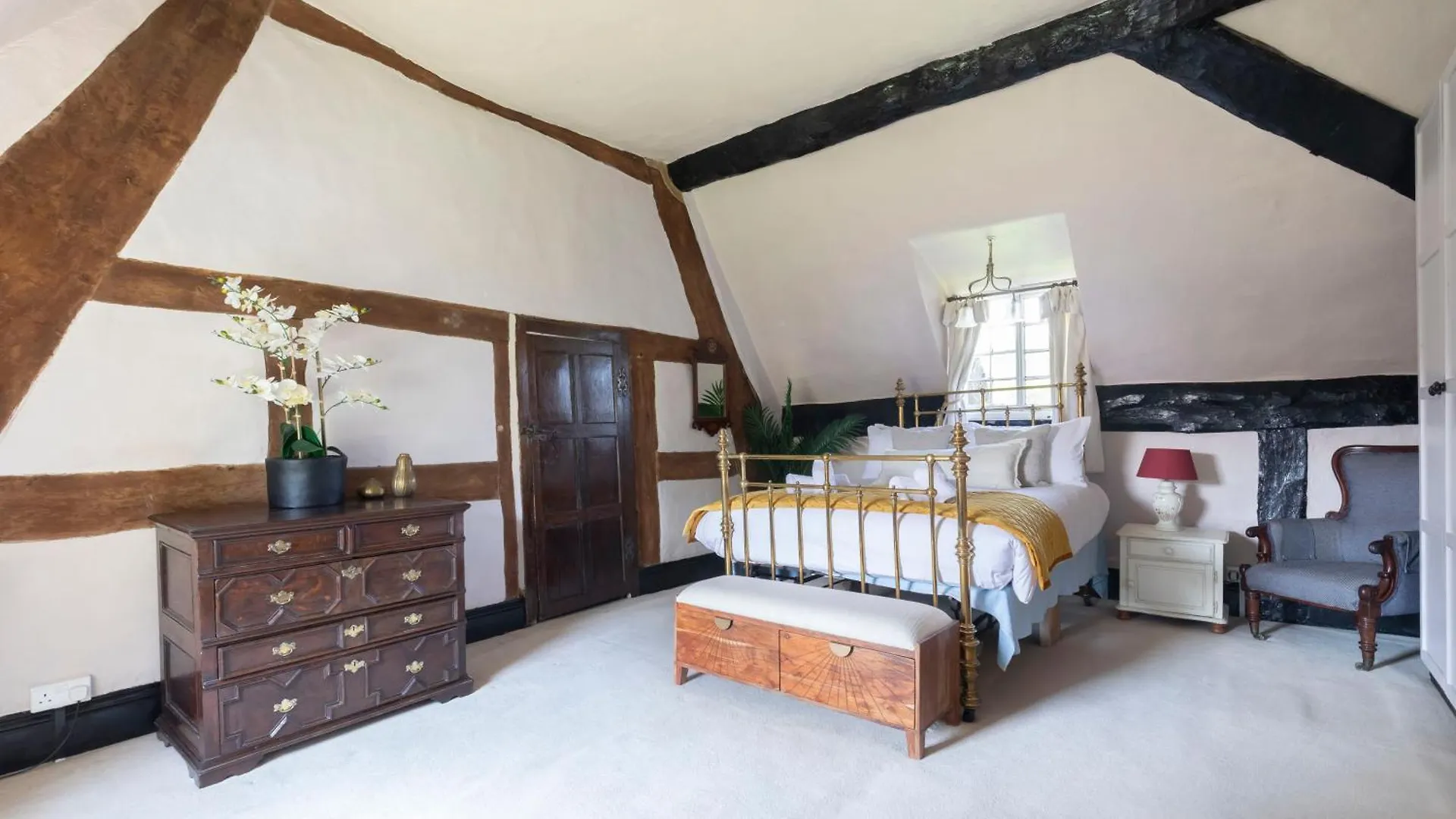 Holiday home Beautiful 4 Bedroom Cotswold Thatched Cottage Down Hatherley