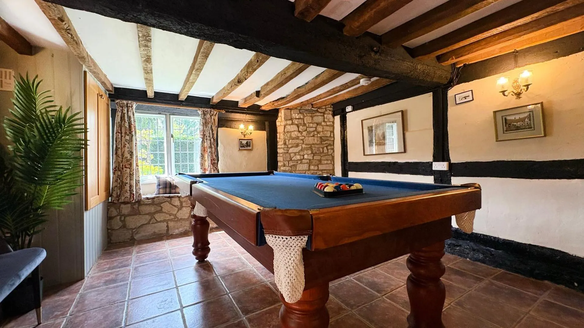 Beautiful 4 Bedroom Cotswold Thatched Cottage Down Hatherley Holiday home