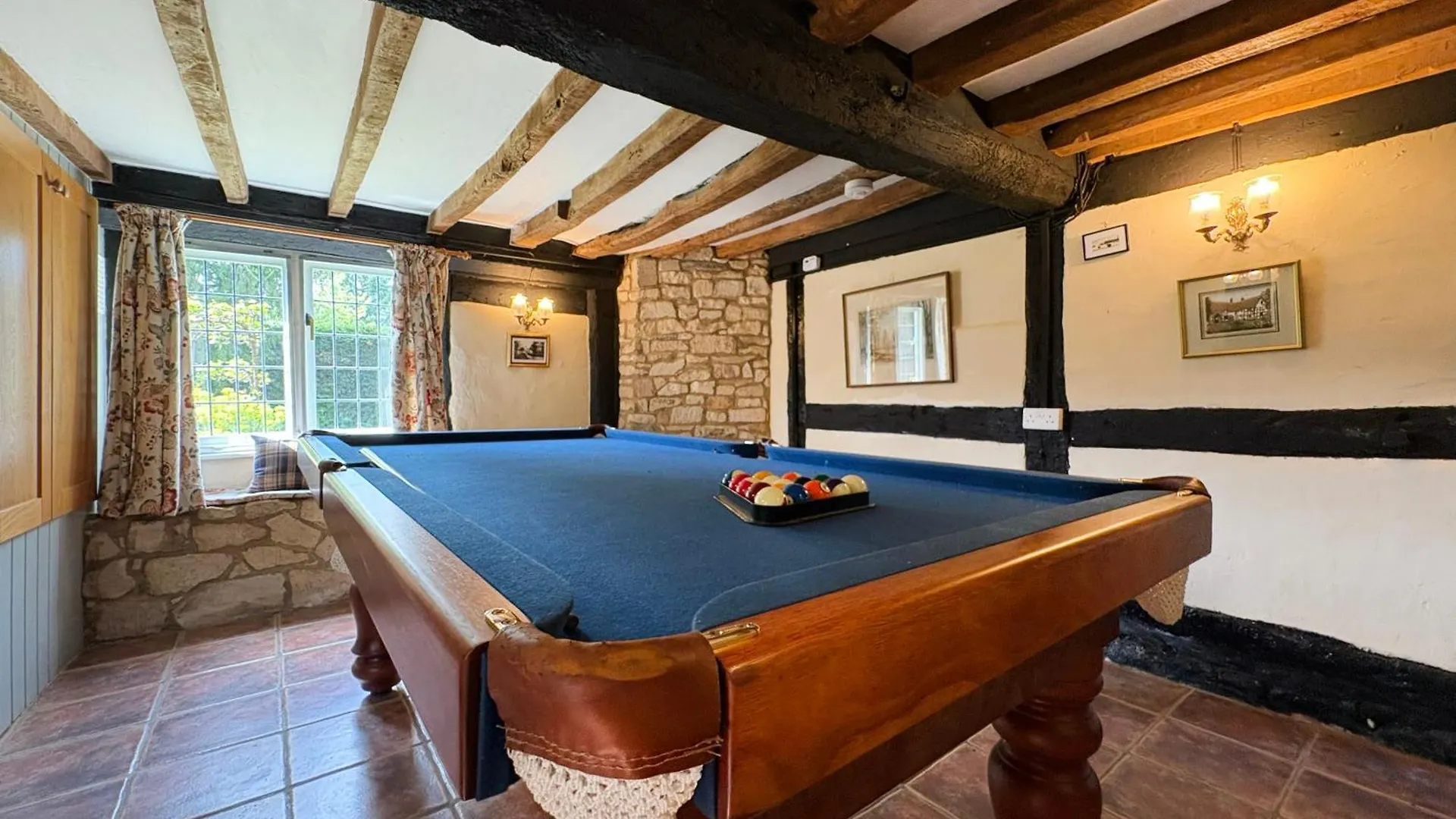 Beautiful 4 Bedroom Cotswold Thatched Cottage Down Hatherley