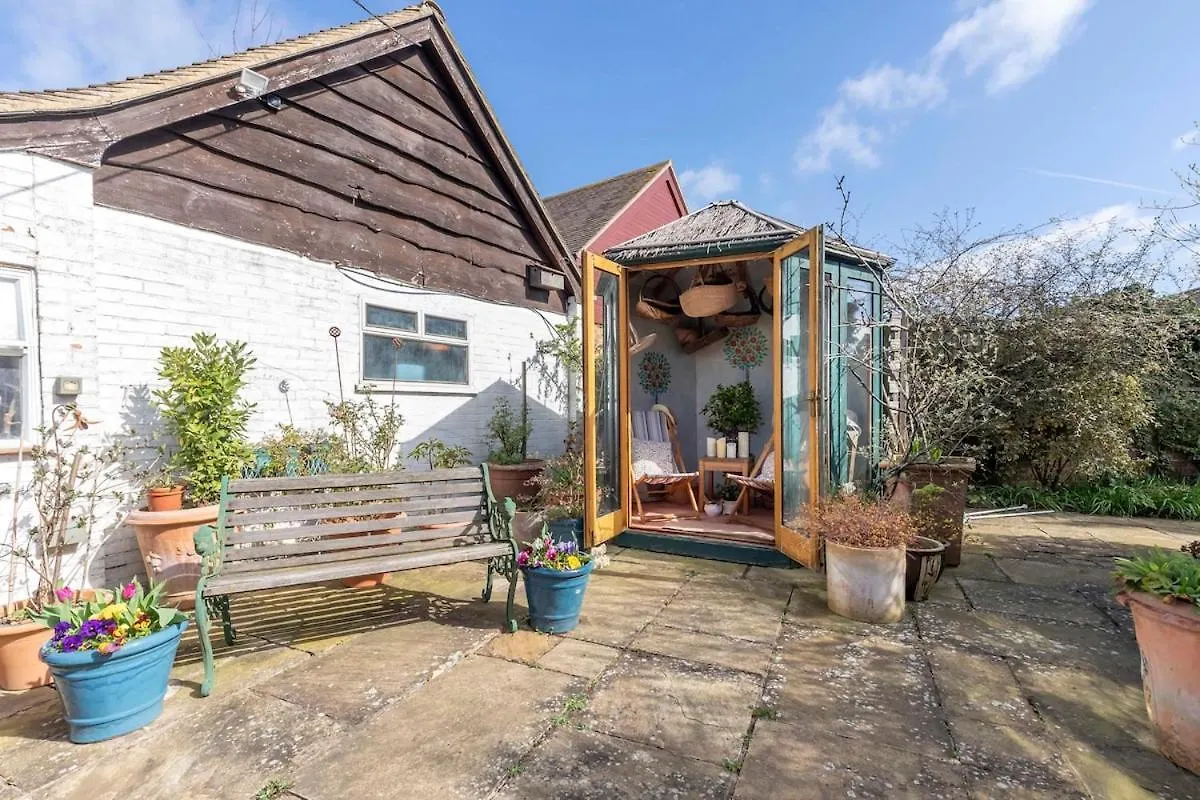 Beautiful 4 Bedroom Cotswold Thatched Cottage Down Hatherley
