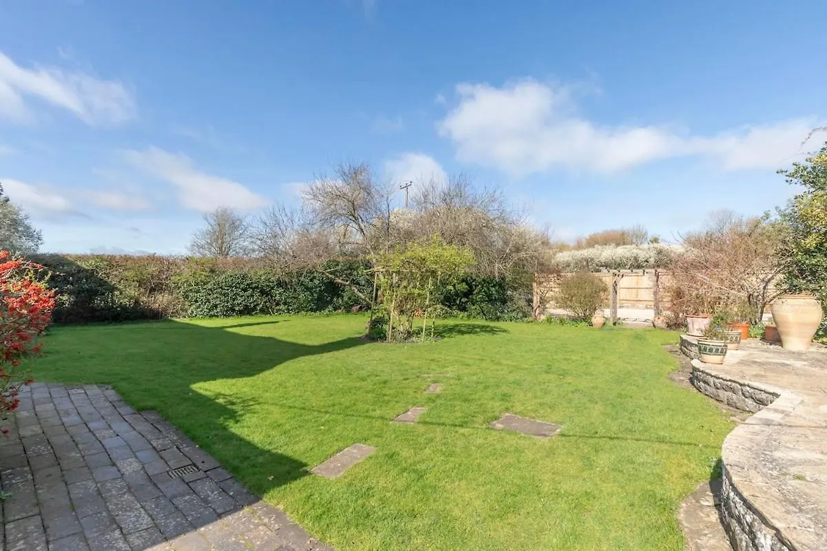 Beautiful 4 Bedroom Cotswold Thatched Cottage Down Hatherley 0*,