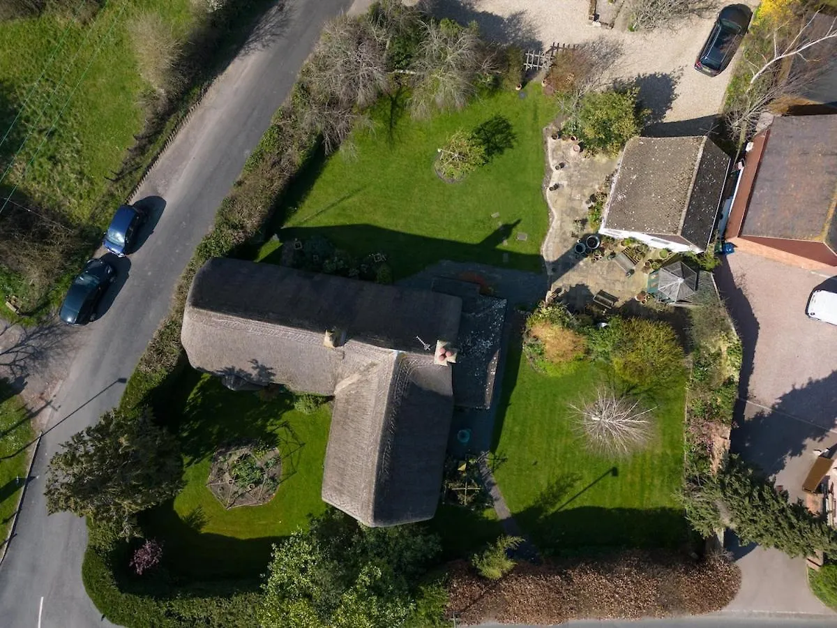 Beautiful 4 Bedroom Cotswold Thatched Cottage Down Hatherley