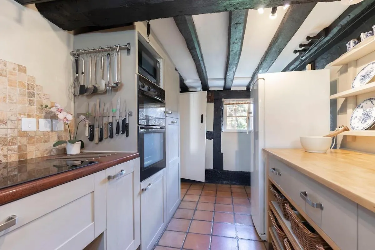 Beautiful 4 Bedroom Cotswold Thatched Cottage Down Hatherley Egyesült Királyság