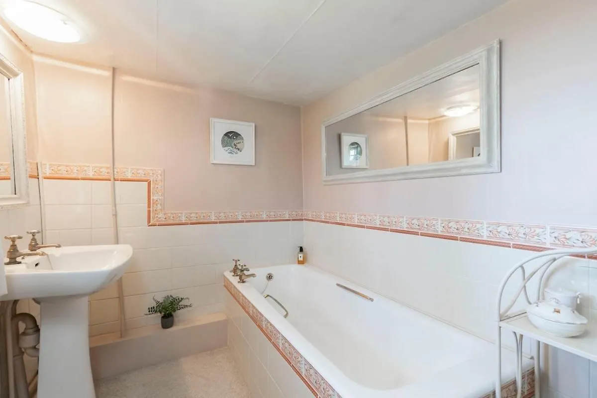 Nyaraló Beautiful 4 Bedroom Cotswold Thatched Cottage Down Hatherley Egyesült Királyság