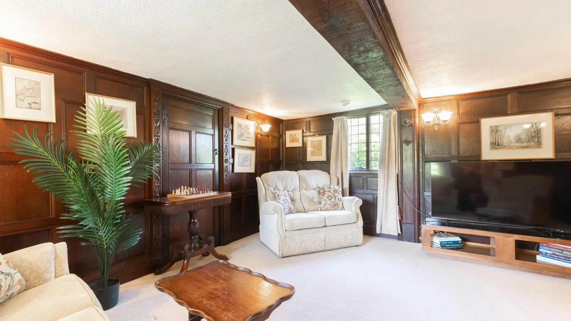 Beautiful 4 Bedroom Cotswold Thatched Cottage Down Hatherley 0*,  Egyesült Királyság