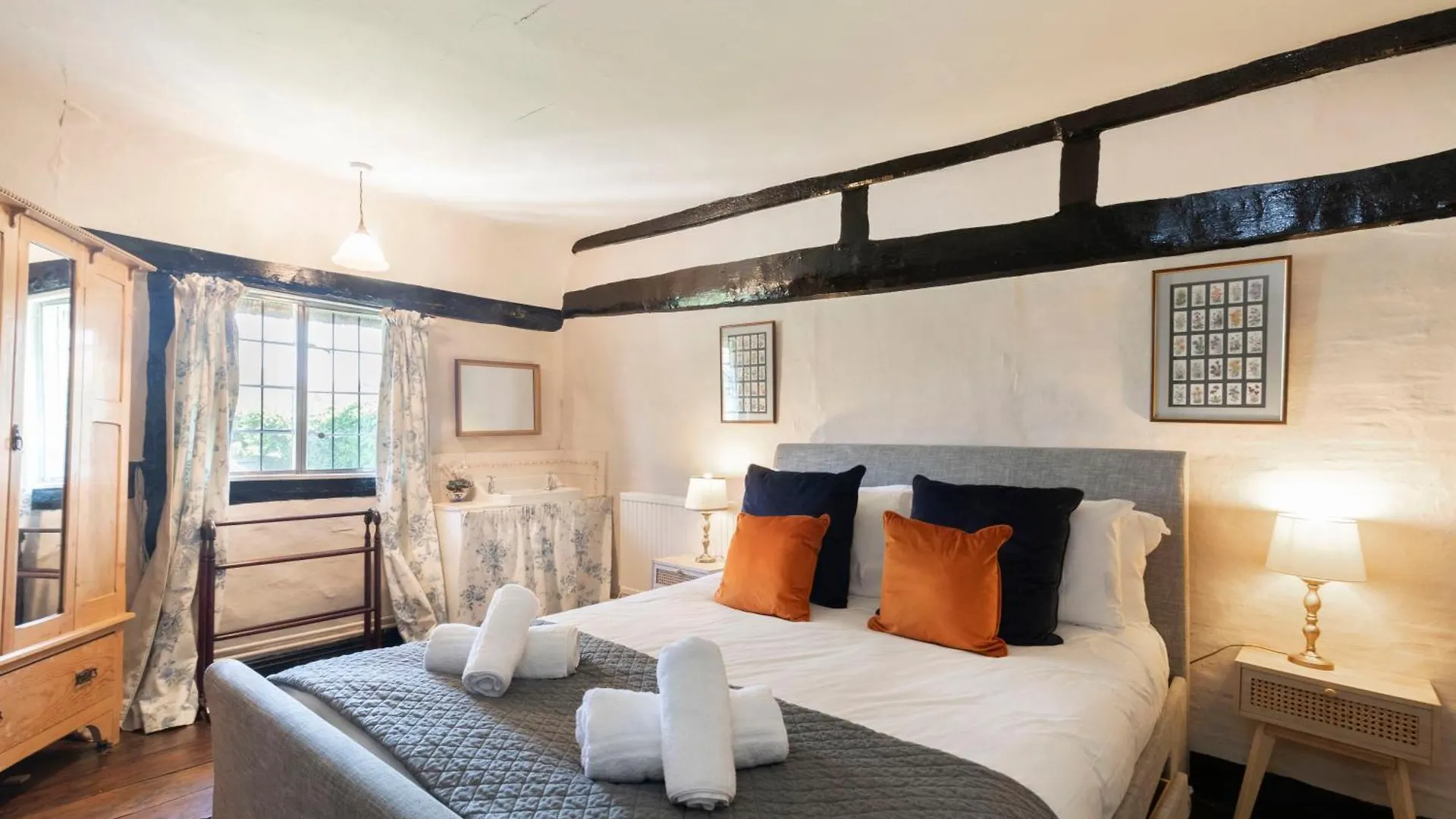 Beautiful 4 Bedroom Cotswold Thatched Cottage Down Hatherley 0*,  Egyesült Királyság