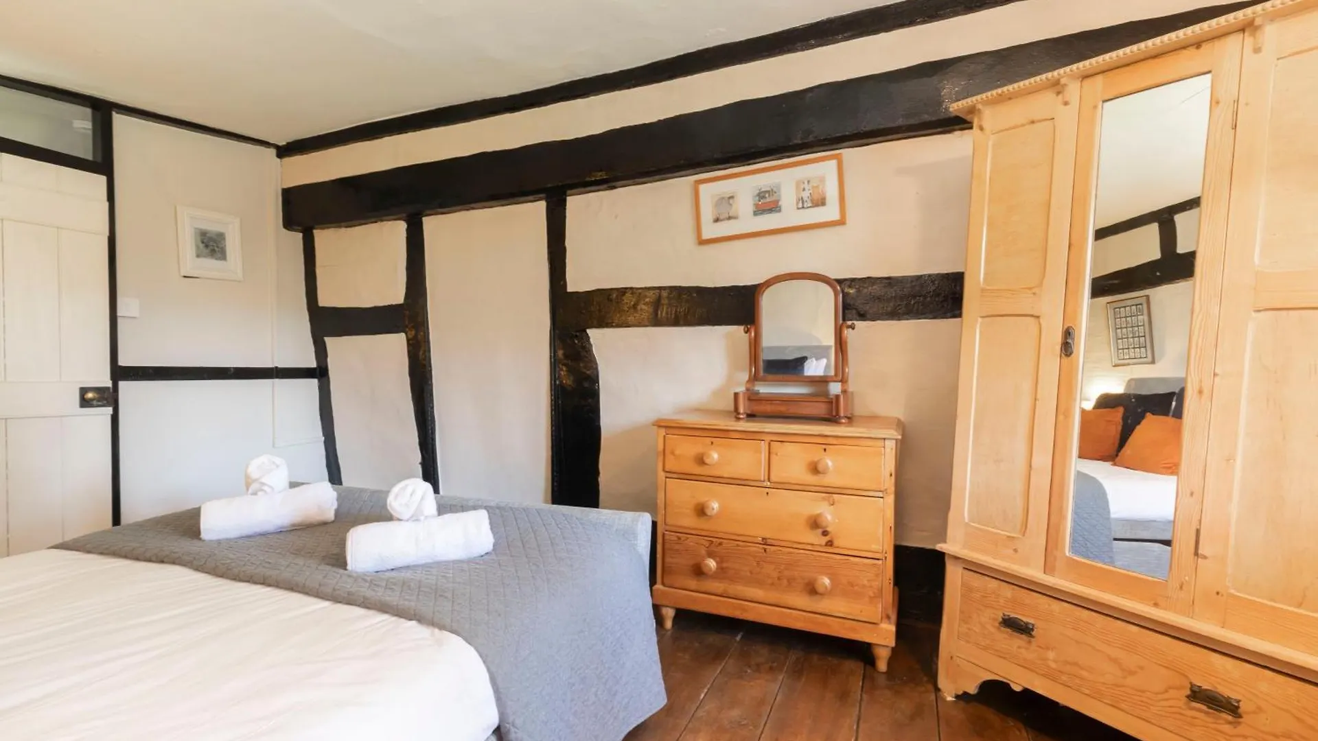 Beautiful 4 Bedroom Cotswold Thatched Cottage Down Hatherley Egyesült Királyság